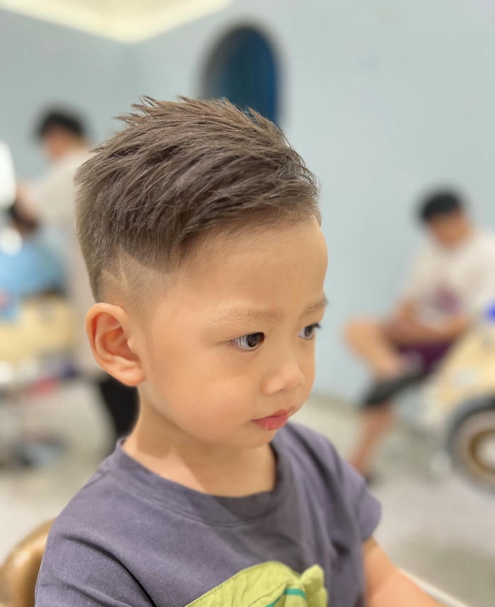 ảnh tóc undercut bé trai trẻ trung