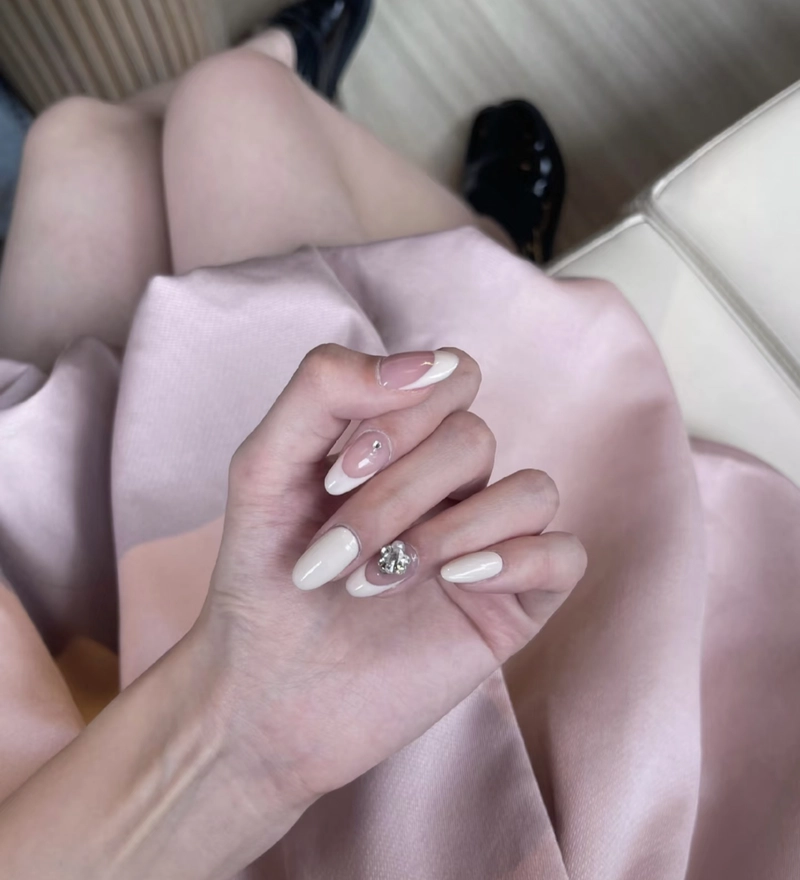 các mẫu nail đính đá móng tay đơn giản
