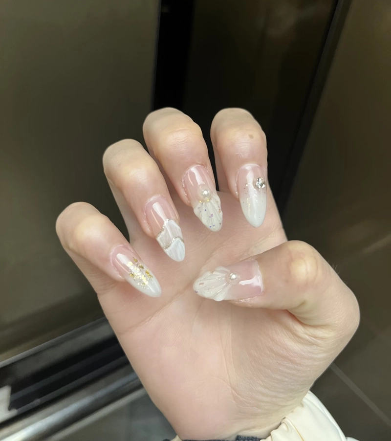 các mẫu nail đính đá móng tay
