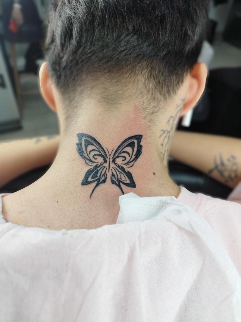 hình xăm bướm sau gáy nam