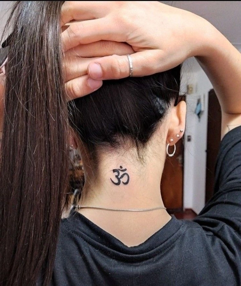 hình xăm chữ om sau gáy