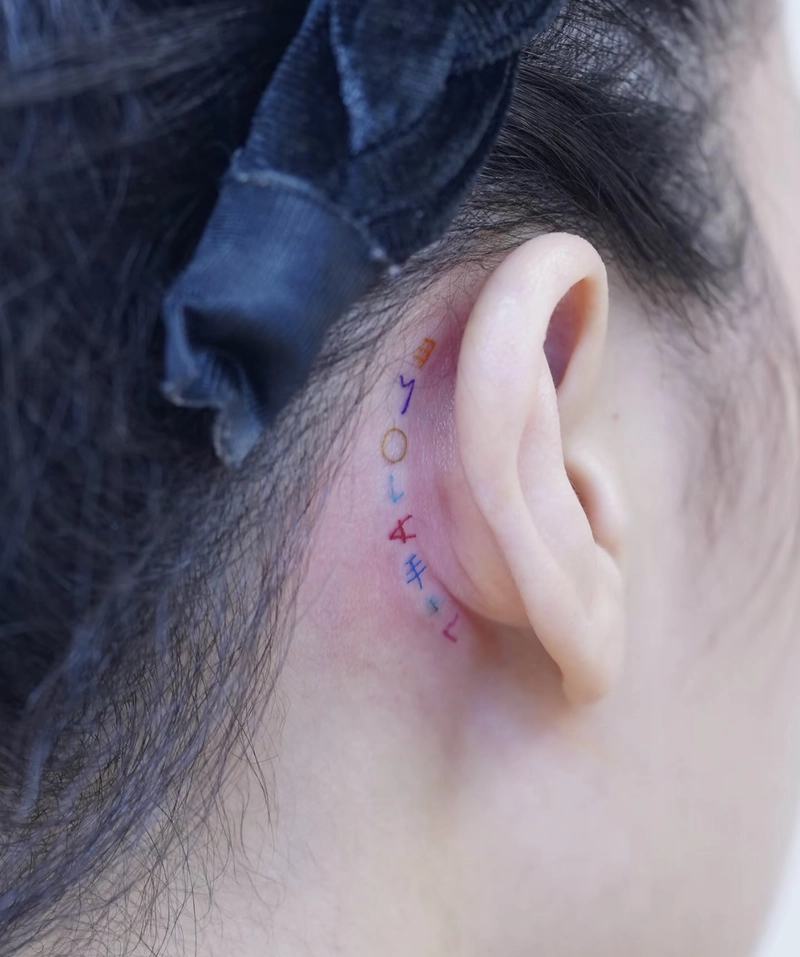 hình xăm chữ sau tai cho nữ đơn giản