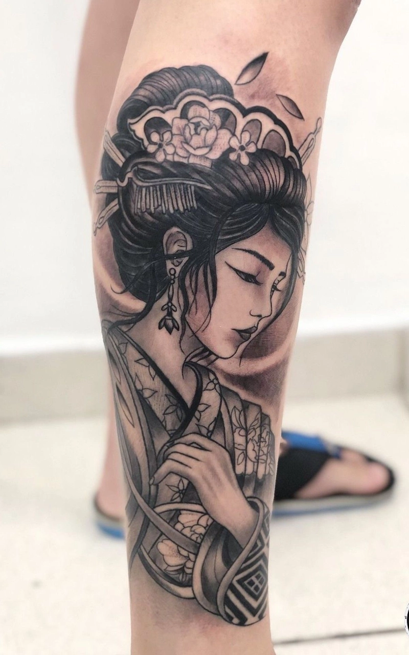 hình xăm cô gái nhật dưới chân
