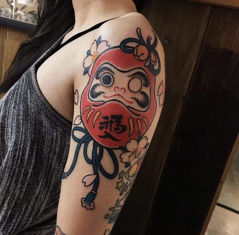 hình xăm daruma bắp tay