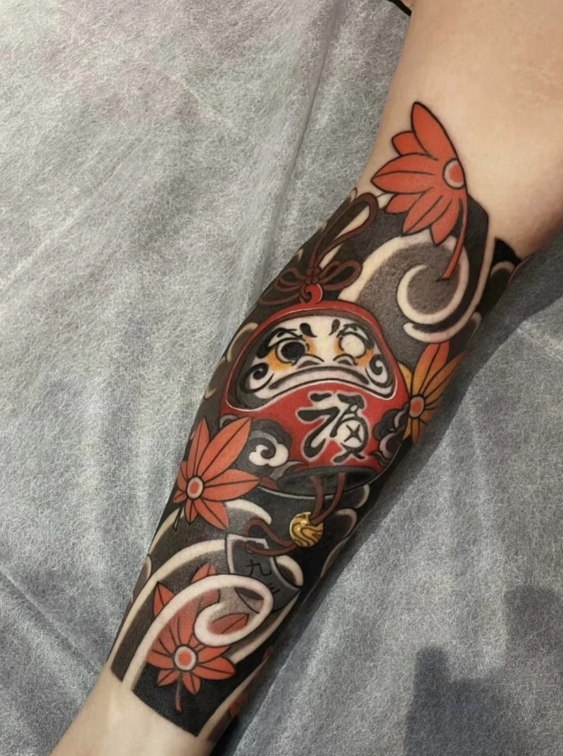 hình xăm daruma nhật cổ full chân