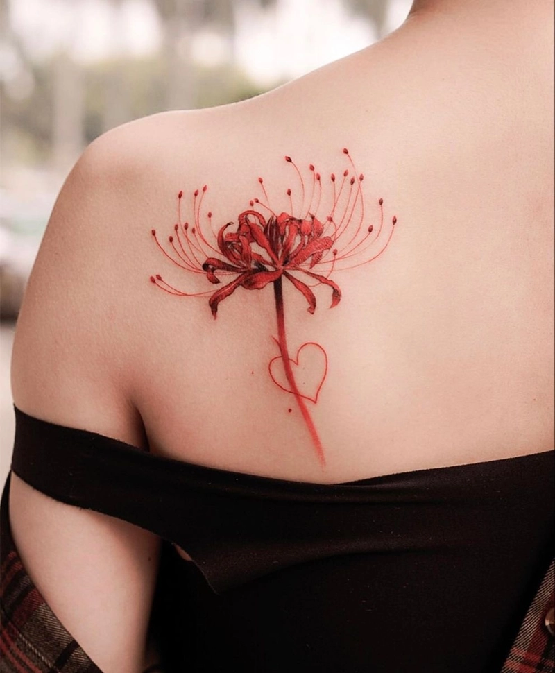 hình xăm hoa bỉ ngạn ở lưng