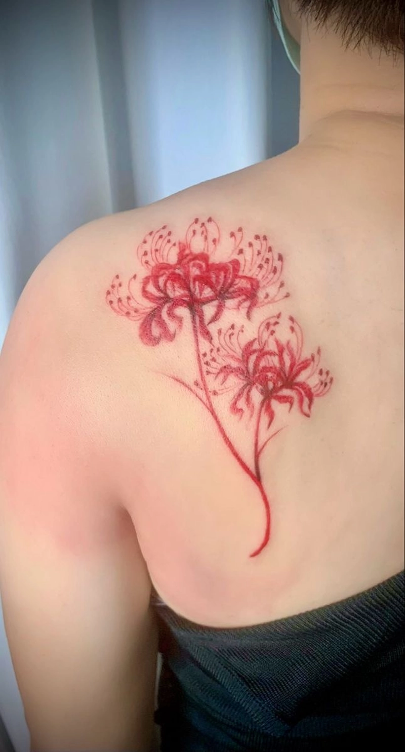 hình xăm hoa bỉ ngạn sau lưng