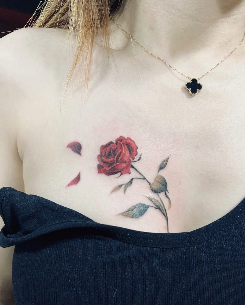 hình xăm hoa hồng ở ngực cho nữ