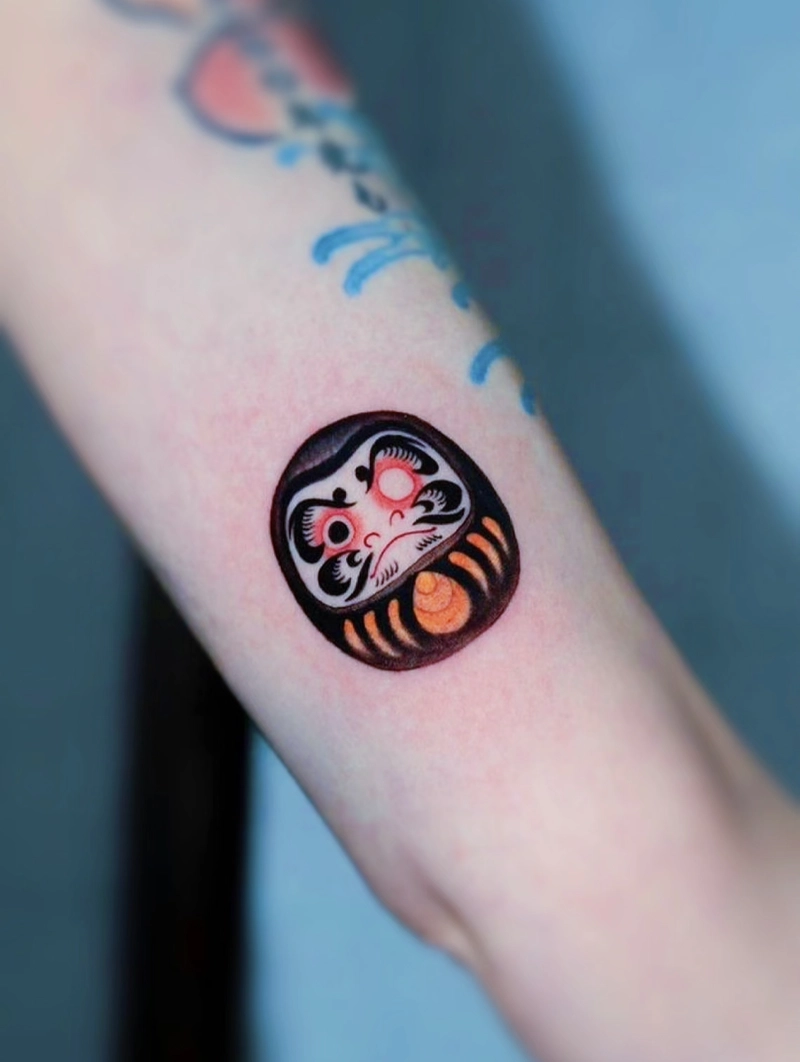 hình xăm lật đật daruma mini