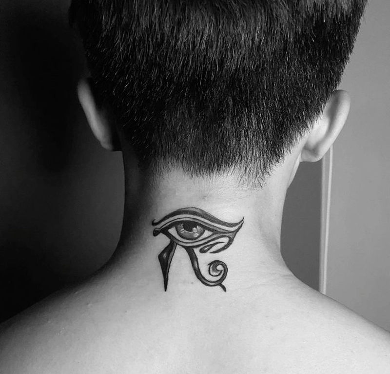 hình xăm mắt thần horus sau gáy