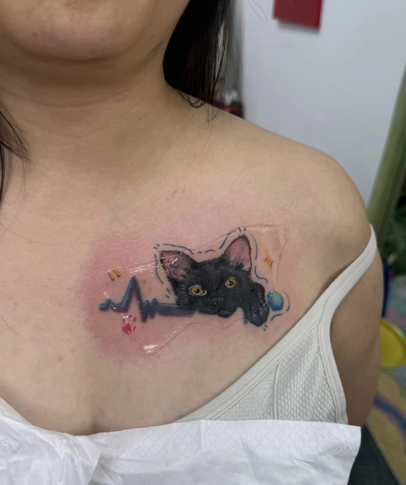 hình xăm ngay ngực cho nữ