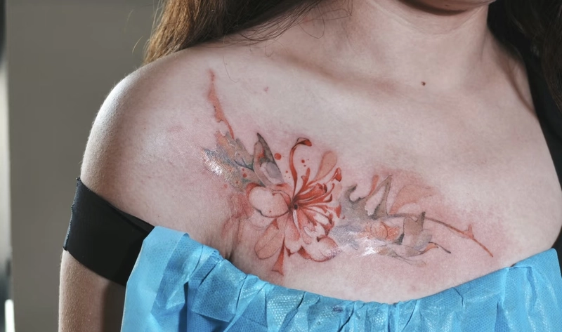 hình xăm ngay ngực nữ