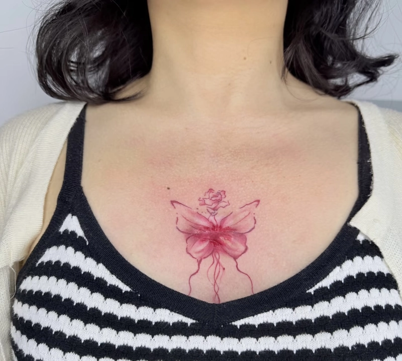 hình xăm ở giữa ngực cho nữ