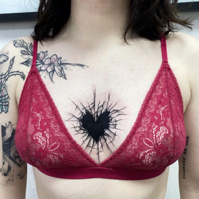 hình xăm ở ngực cho nữ ý nghĩa