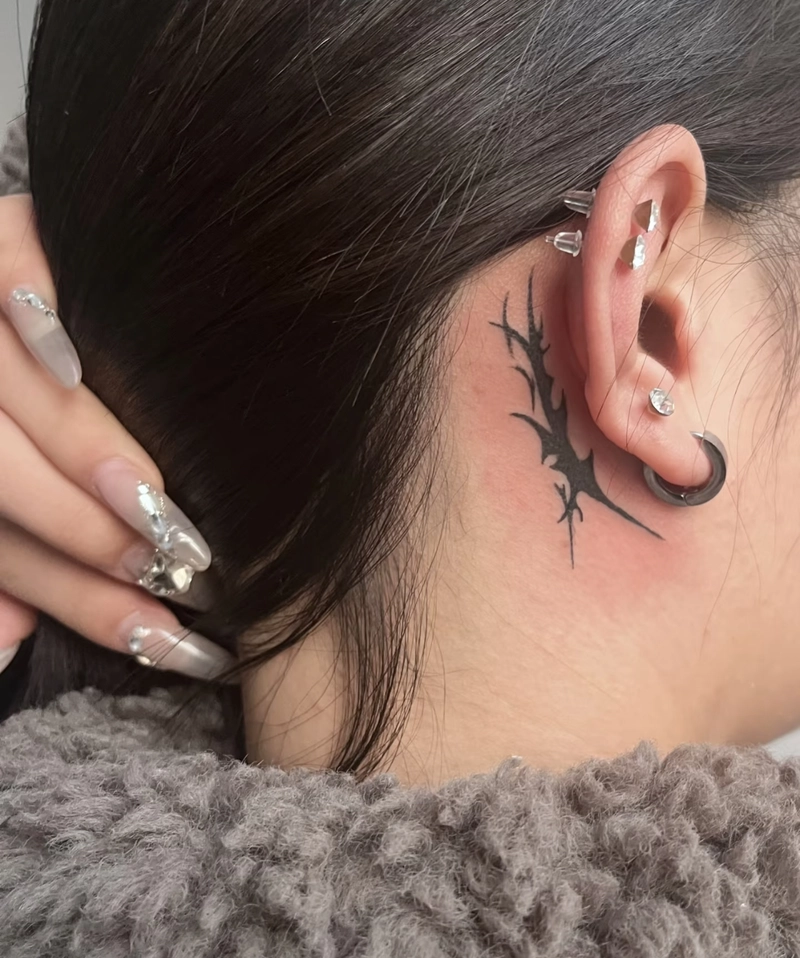 hình xăm sau tai nữ