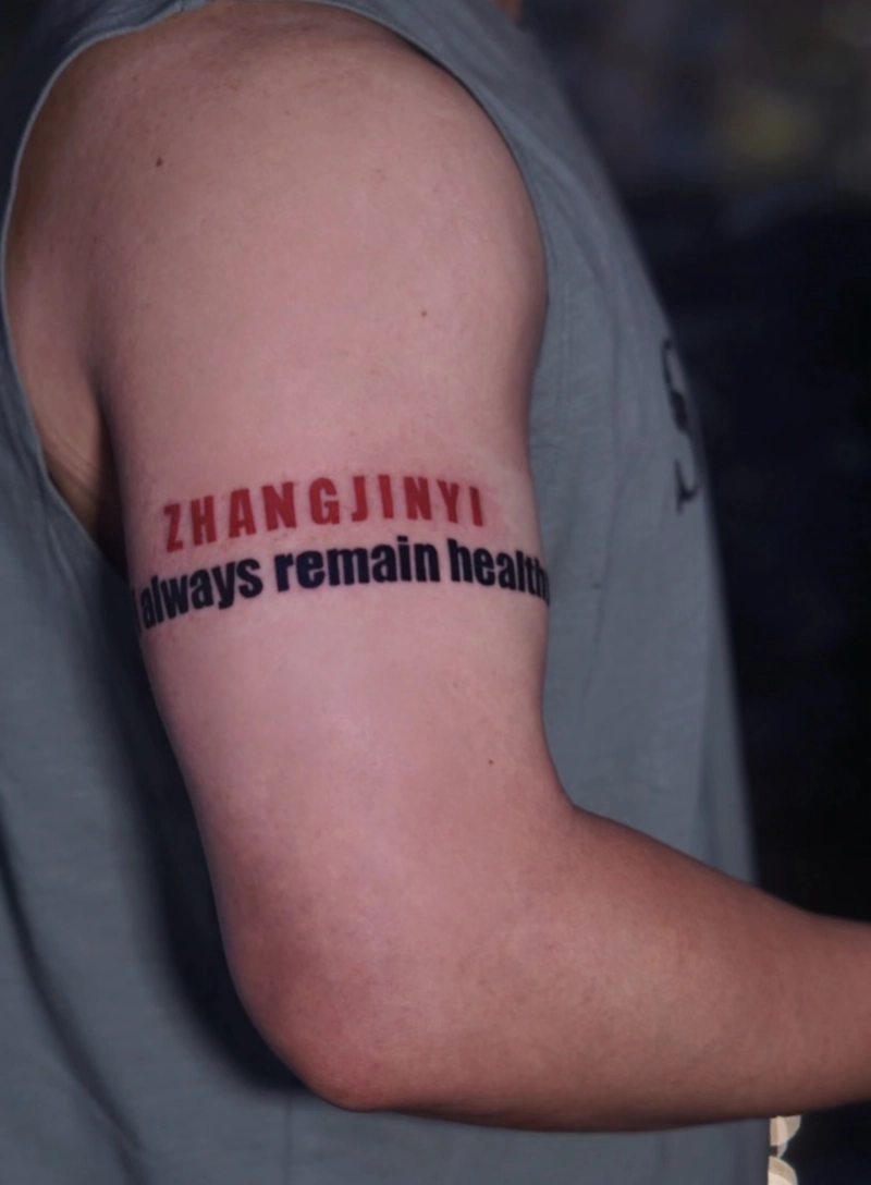 hình xăm vòng ở bắp tay nam