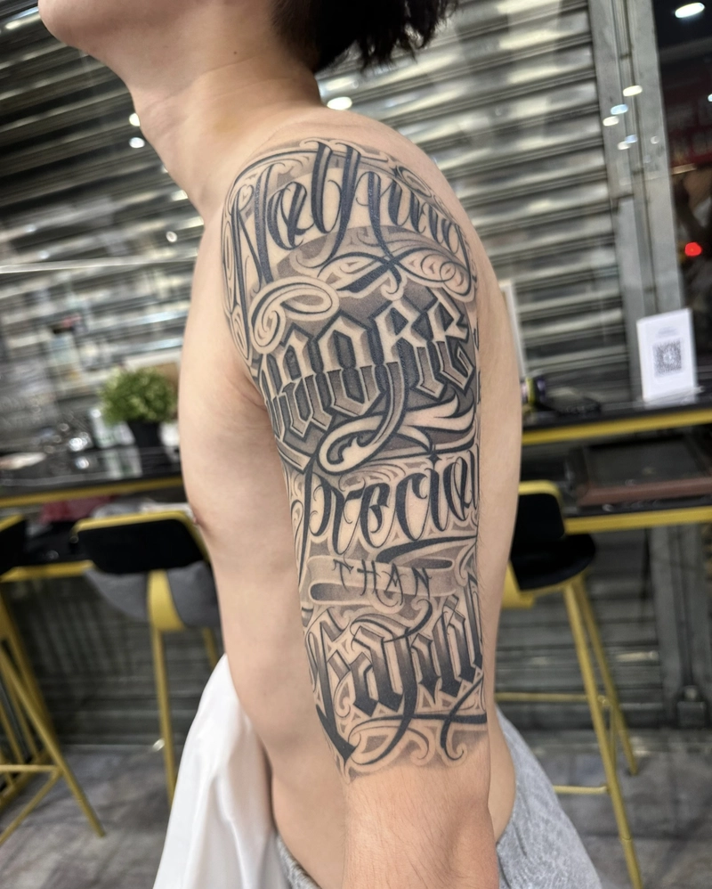 hình xăm vòng tròn ở bắp tay nam_