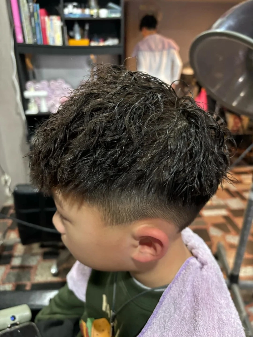 kiểu tóc cho bé trai tóc xoăn