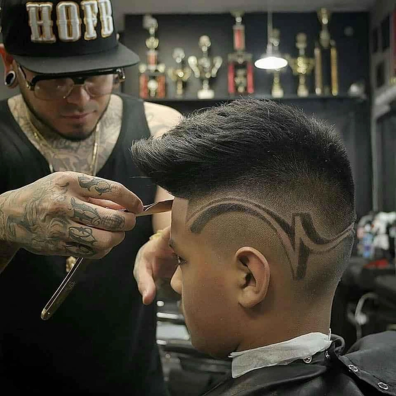 kiểu tóc mohican nam tattoo