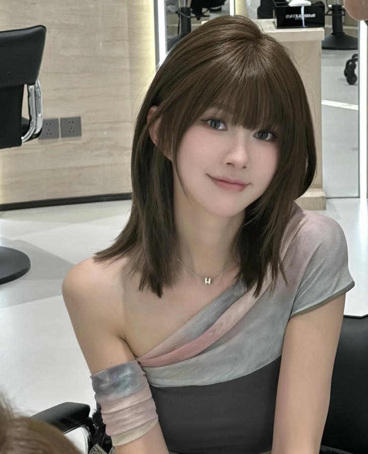 kiểu tóc ngắn nữ mặt tròn thanh thoát