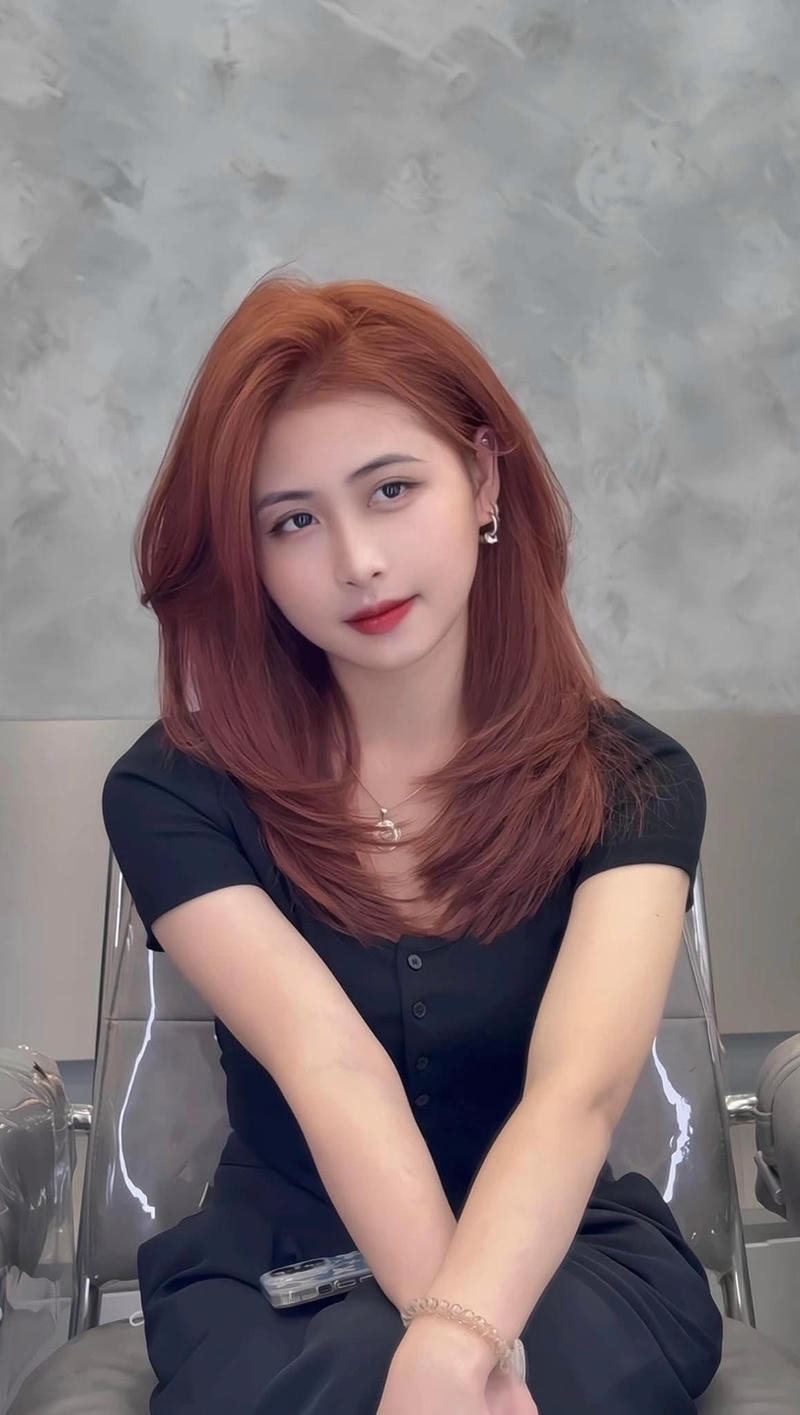 kiểu tóc ngắn uốn xoăn cho mặt tròn