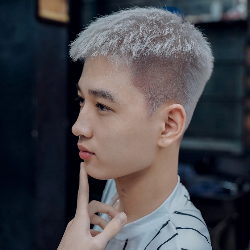 kiểu tóc textured crop dài nhuộm bạch kim