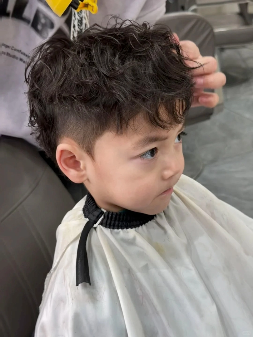 kiểu tóc uốn xoăn cho bé trai