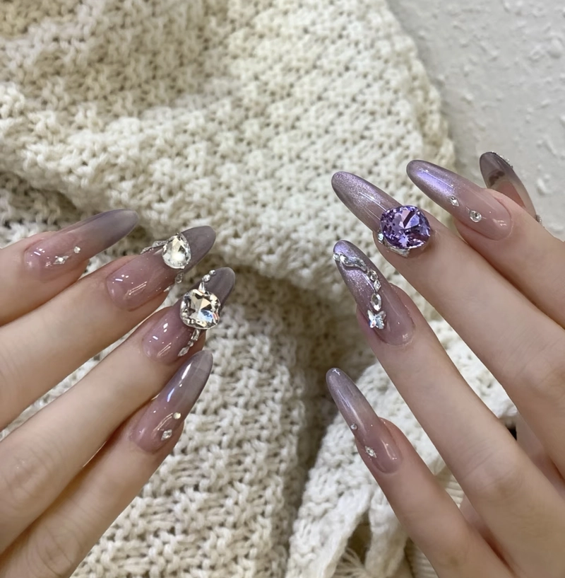 mẫu đính đá tay màu tím thạch