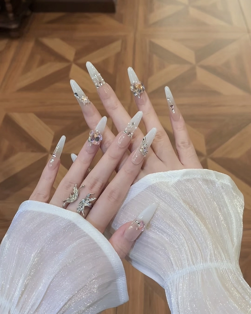 mẫu đính đá tay móng nhọn