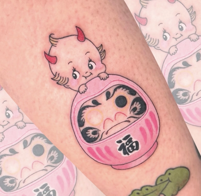 mẫu hình xăm daruma màu hồng