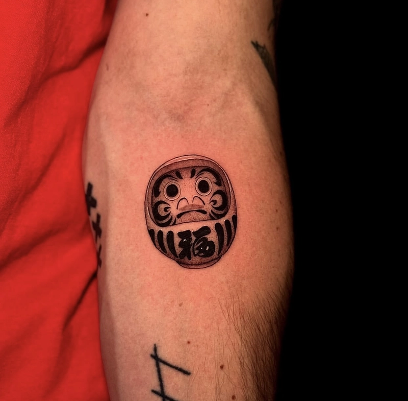 mẫu hình xăm daruma ở bắp tay