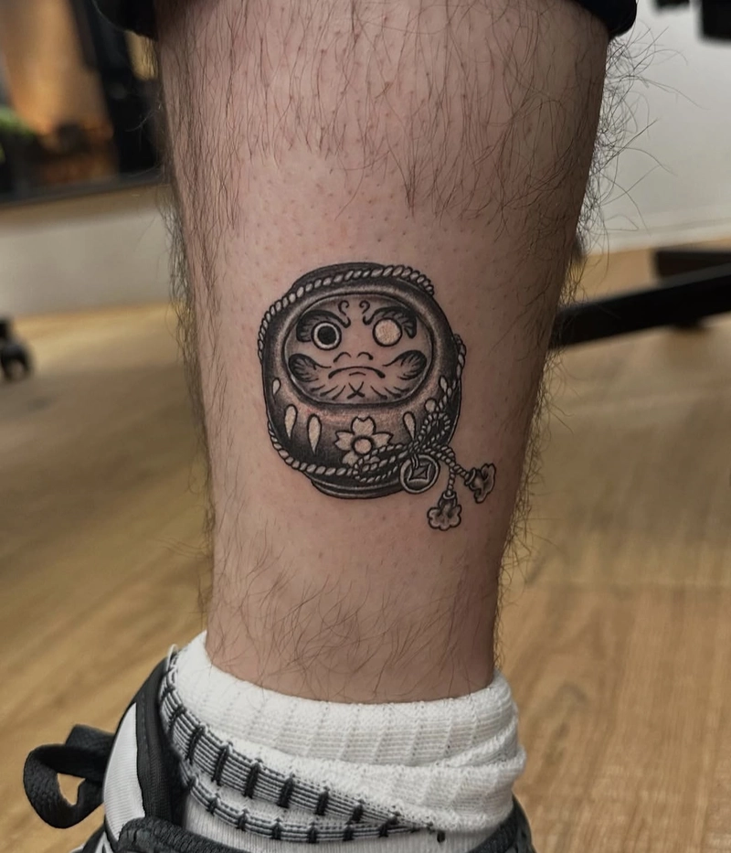 mẫu hình xăm daruma ở chân
