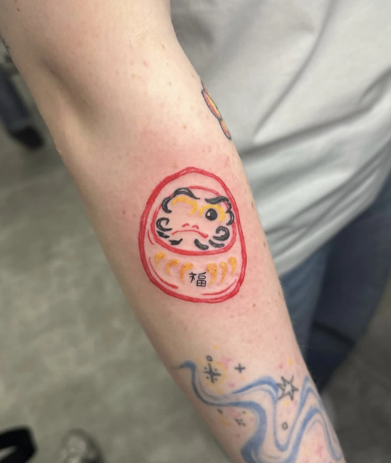 mẫu hình xăm daruma ở tay