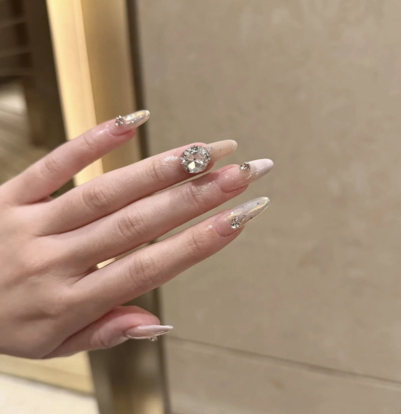 mẫu móng tay đính đá đẹp đơn giản
