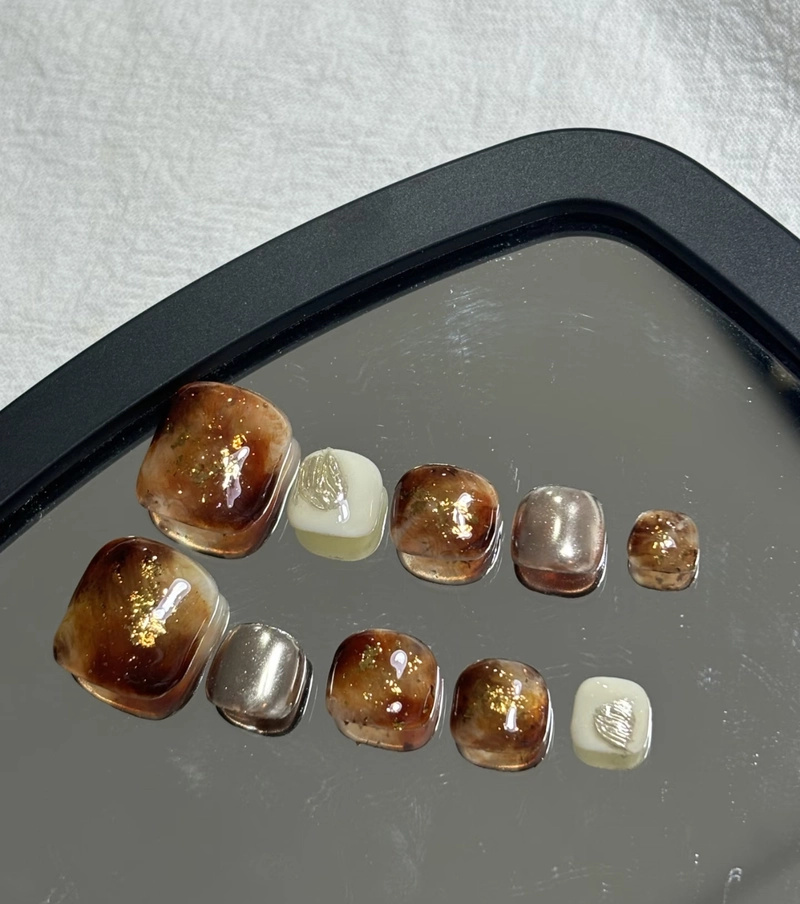 mẫu nail box chân màu nâu