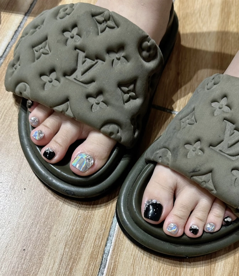 mẫu nail chân đen đính đá