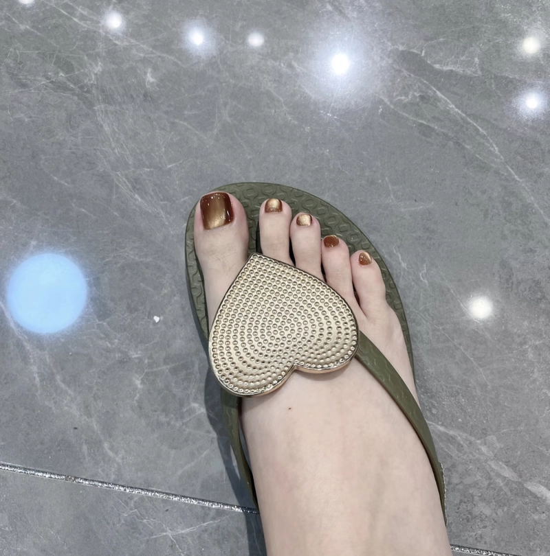 mẫu nail chân mắt mèo màu nâu