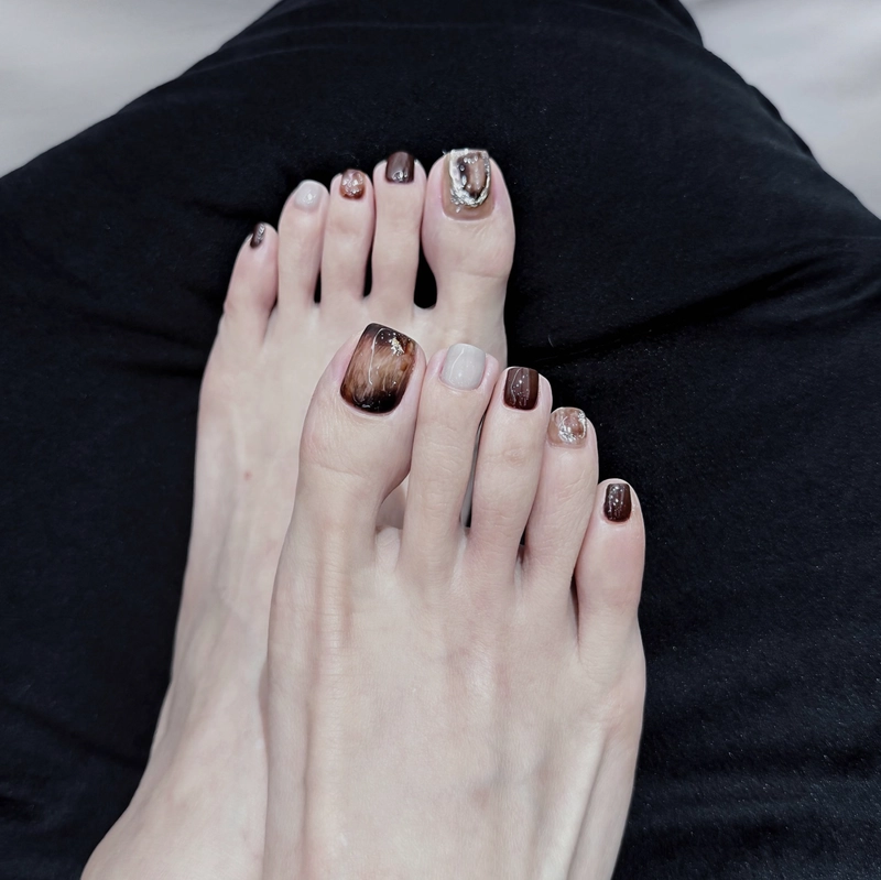 mẫu nail chân màu nâu đẹp mix