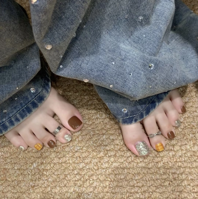mẫu nail chân màu nâu đẹp nhất