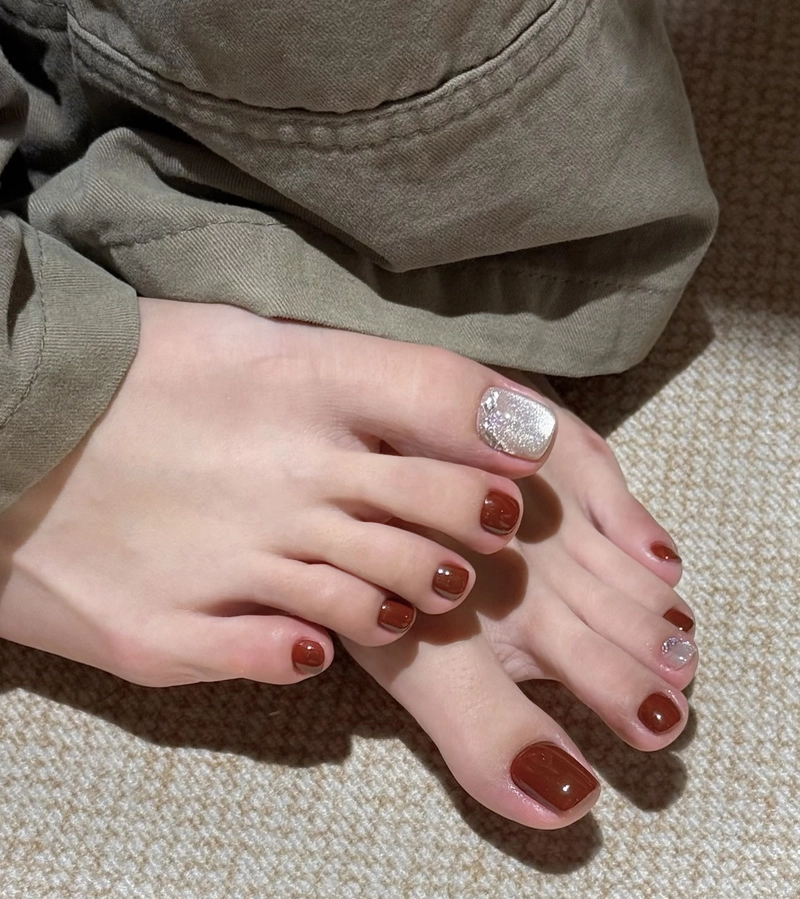 mẫu nail chân màu nâu đẹp phối màu