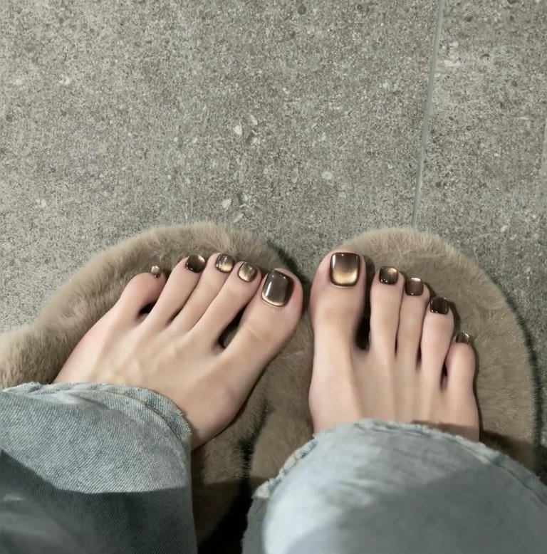 mẫu nail chân màu nâu mắt mèo cực sang