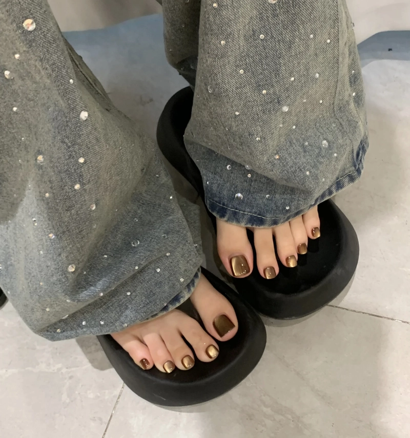 mẫu nail chân màu nâu mắt mèo