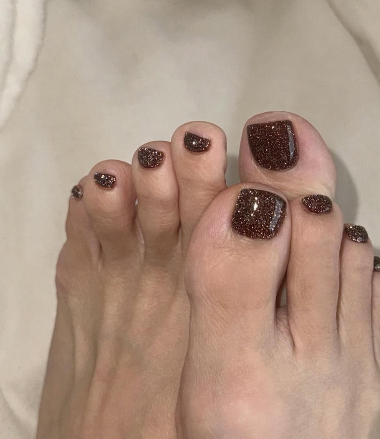 mẫu nail chân màu nâu socola