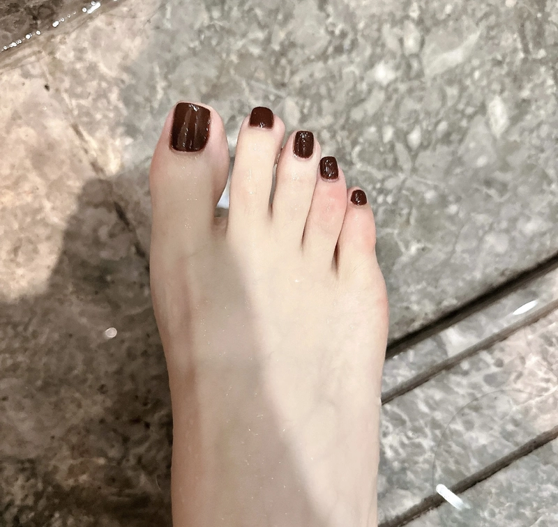 mẫu nail chân màu nâu socola