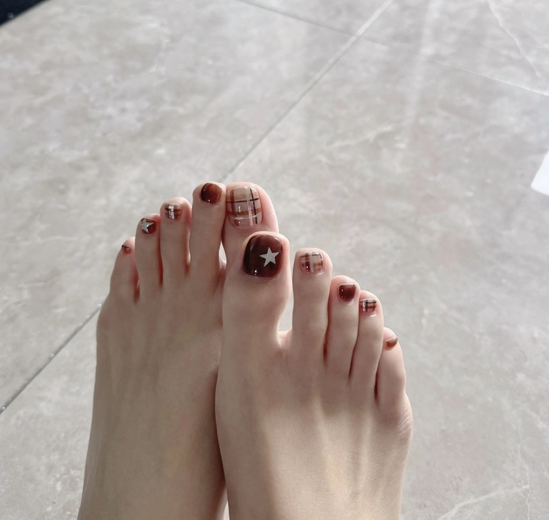 mẫu nail chân màu nâu tây