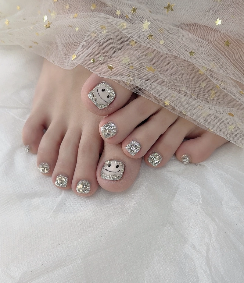 mẫu nail chân màu trắng sữa đính đá