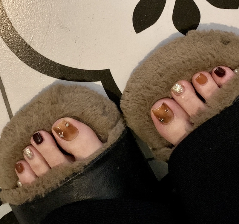 mẫu nail chân phối màu nâu