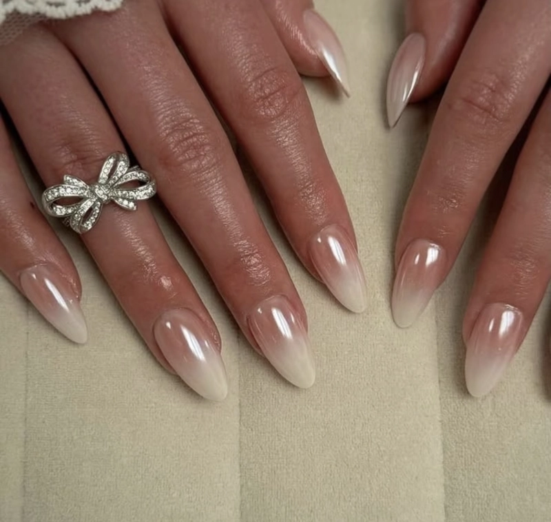 mẫu nail cô dâu móng nhọn
