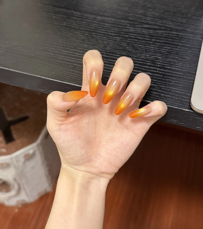 mẫu nail màu cam ombre