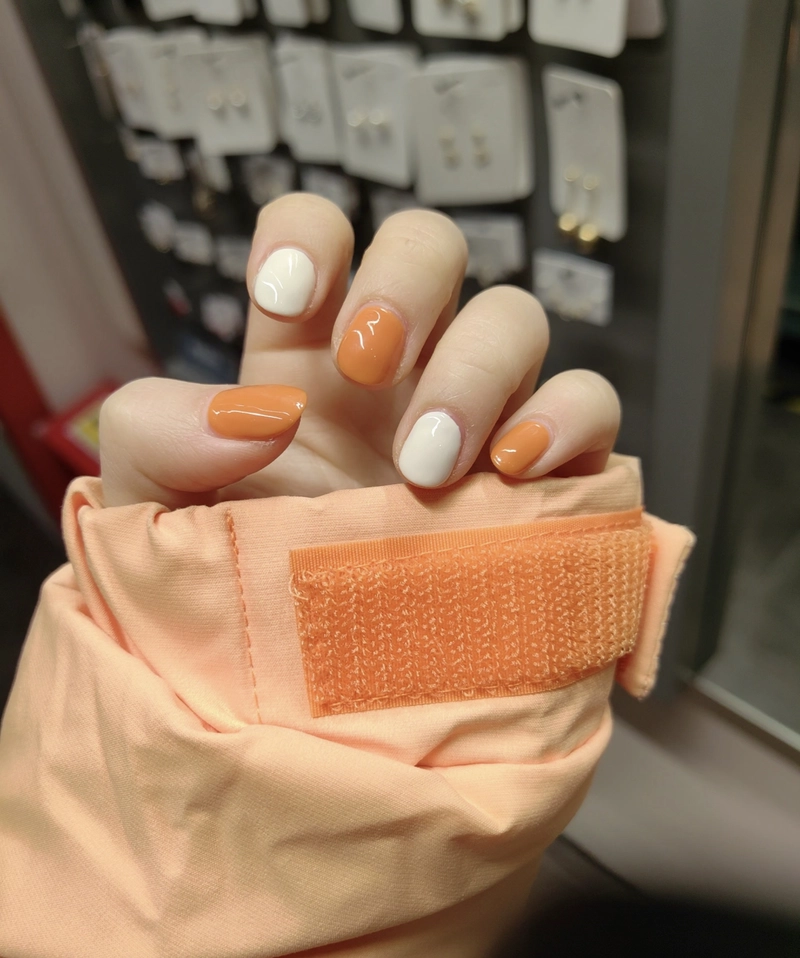 mẫu nail màu cam trắng